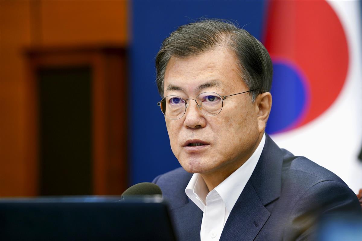 韓国大統領府の会議で発言する文在寅大統領=5日、ソウル(聯合=共同)