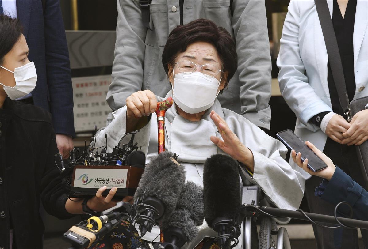 21日、ソウル中央地裁での判決後、記者団の取材に応じる元慰安婦の李容洙さん(共同)