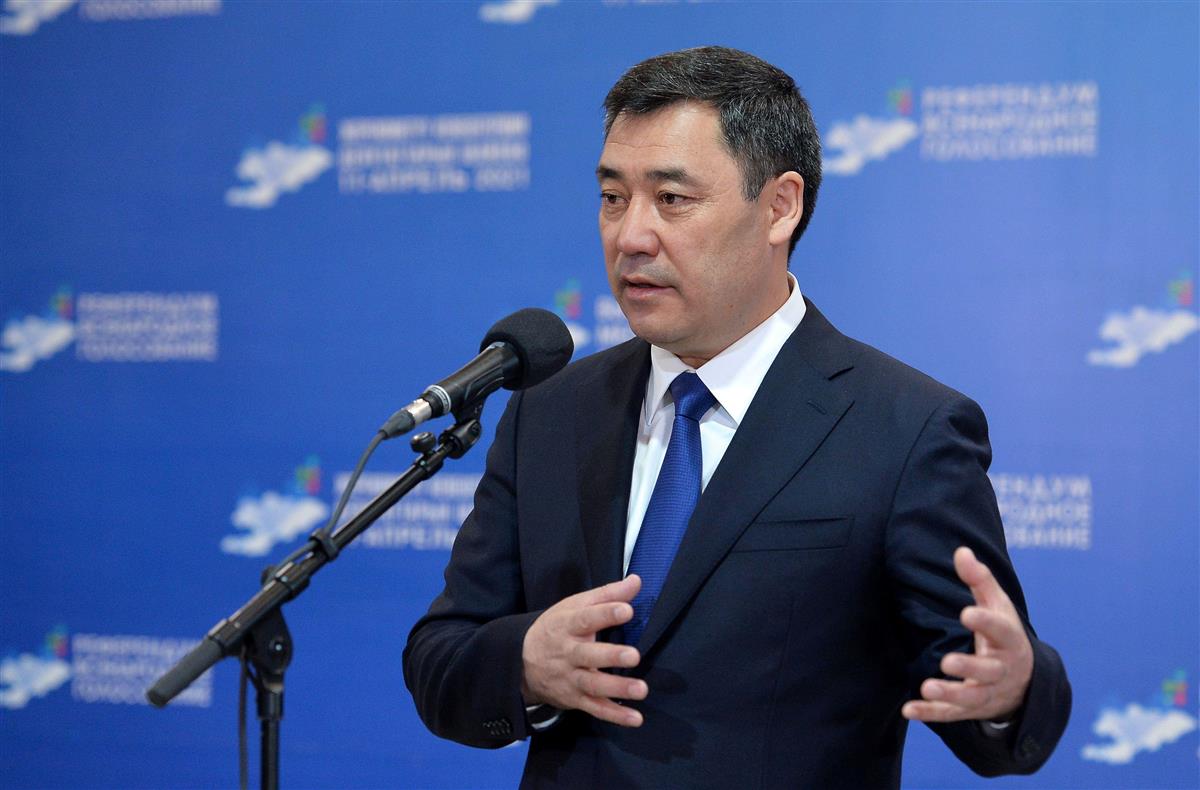 従来の議会共和制から大統領制に移行させる憲法改正を主導した中央アジア・キルギスのジャパロフ大統領。反対勢力は国家が権威主義化すると批判している=4月11日(ロイター)