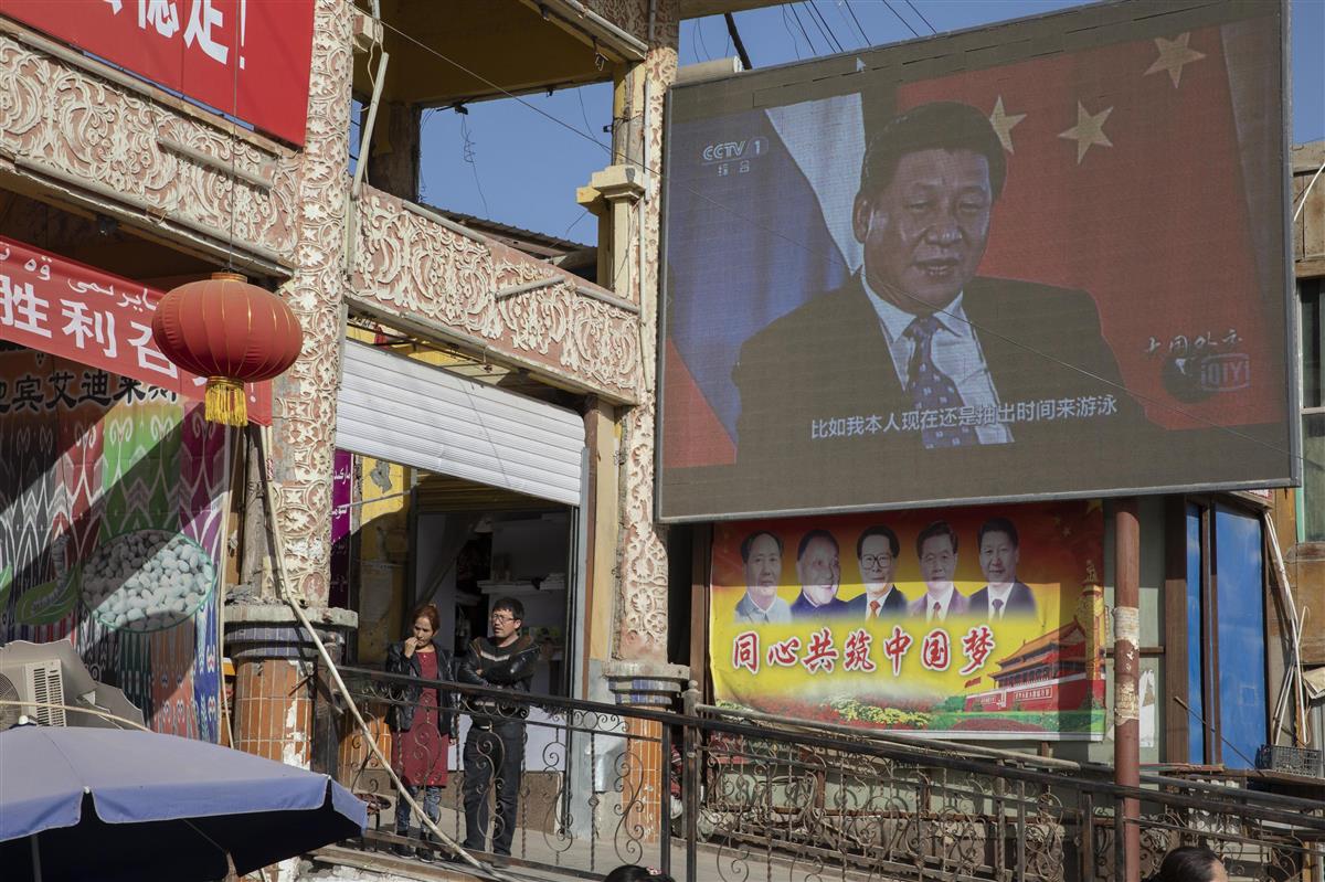 中国新疆ウイグル自治区の街頭スクリーンに映し出される習近平国家主席=2017年11月(AP)