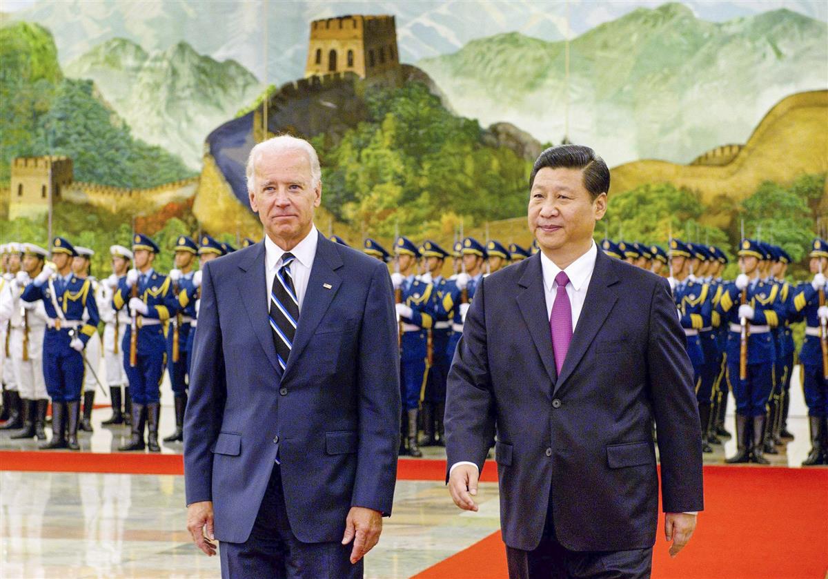 北京を訪れ、人民大会堂で歓迎式典に臨むバイデン米副大統領(当時、左)と中国の習近平国家副主席(当時)=2011年8月(新華社=共同)