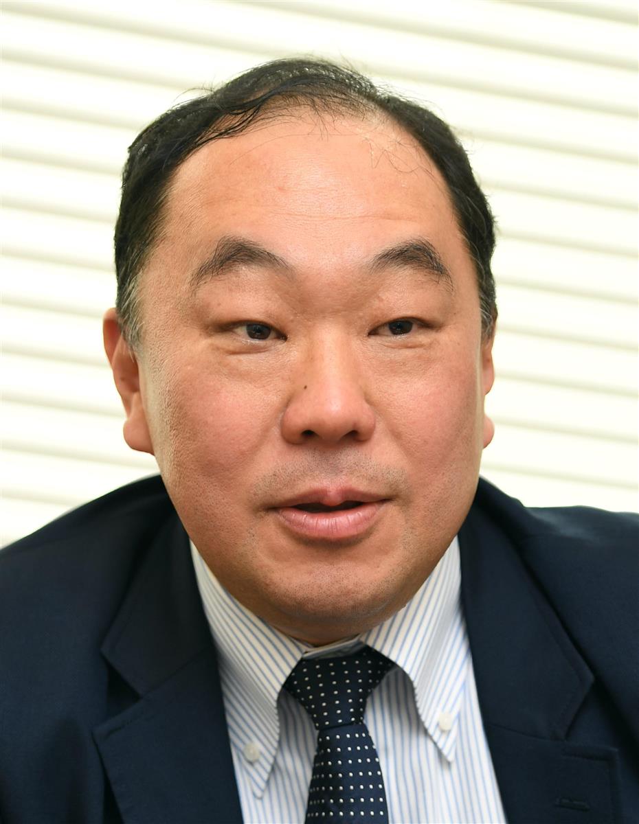 利用客で混雑する中国江蘇省南京市の鉄道駅=1日(共同)