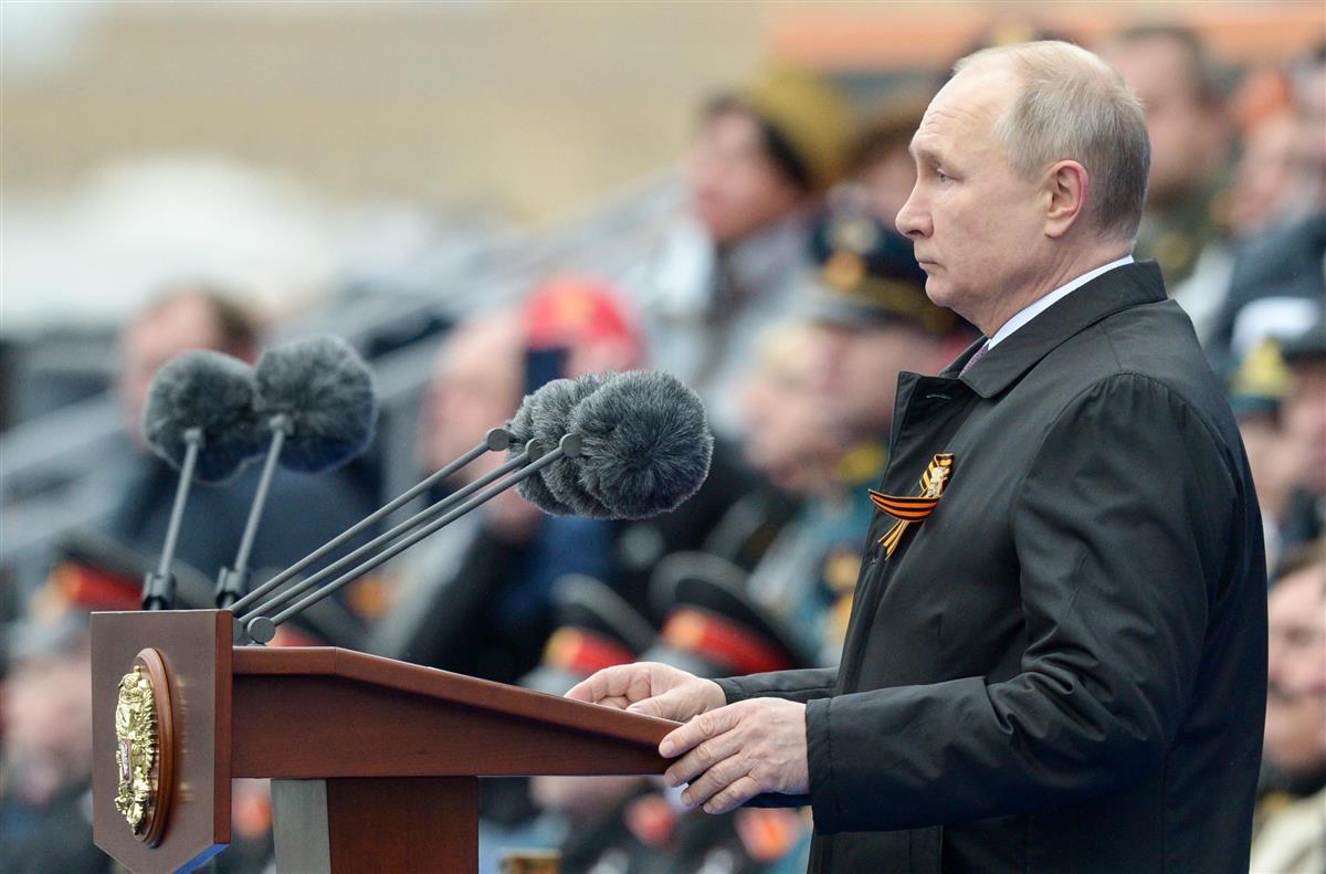 9日、モスクワの「赤の広場」で演説するプーチン大統領(タス=共同)