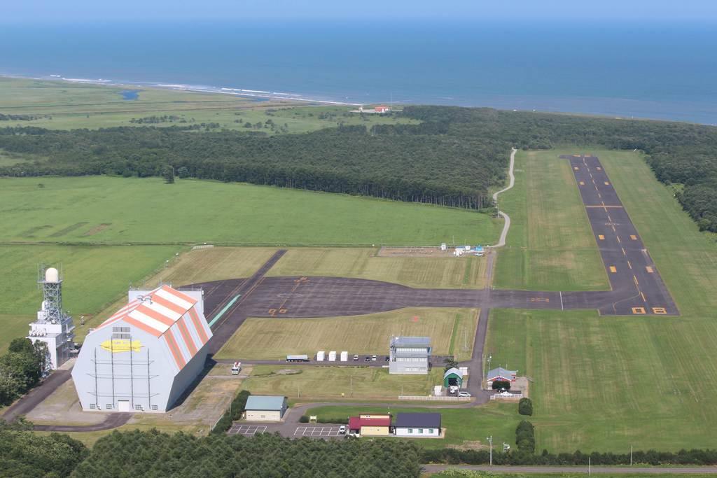 太平洋に面して長さ1000メートルの滑走路や格納庫を備えた、北海道大樹町の「多目的航空公園」(同町提供)
