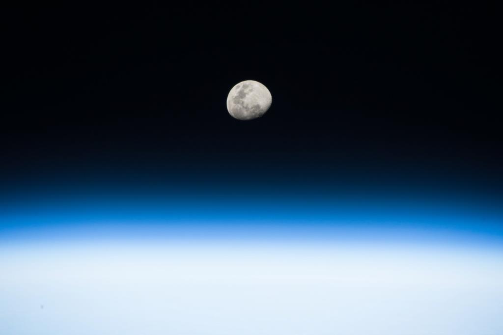 国際宇宙ステーション(ISS)から撮影された月=昨年8月(NASA提供)