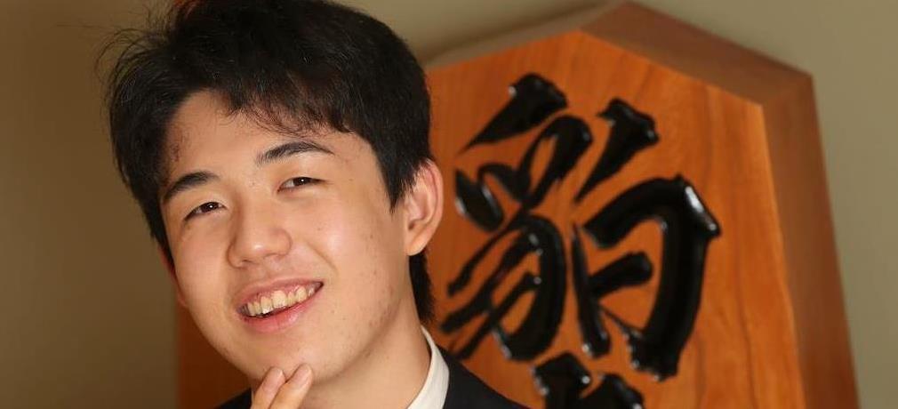 インタビューに笑顔で答える１６歳の将棋の最年少プロ、藤井聡太七段＝大阪市福島区の関西将棋会館（鳥越瑞絵撮影）
