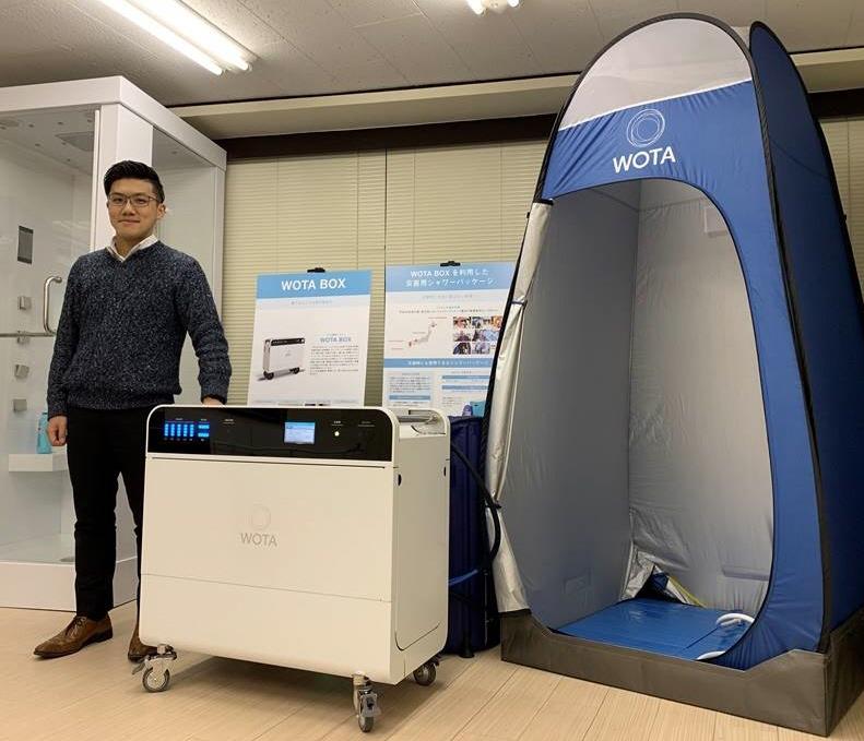 断水しても使えるシャワーセット。手前の白い装置が「AI水循環システム」(WOTA提供)