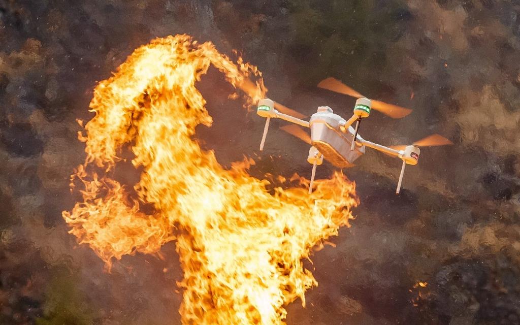 炎のすぐ近くを飛行する耐火型ドローン（エンルート、新エネルギー・産業技術総合開発機構提供）