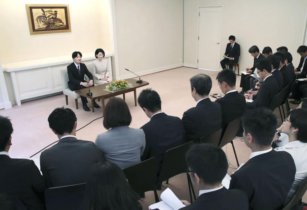 海外訪問を前に、記者会見に臨まれる秋篠宮ご夫妻=21日午後、東京・元赤坂の赤坂東邸(代表撮影)
