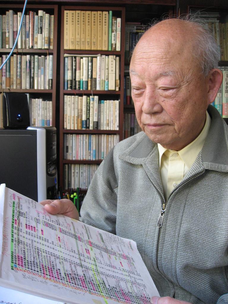 死者名簿を編纂した村山常雄さん。資料にはびっしりと書き込みがされた=新潟県糸魚川市