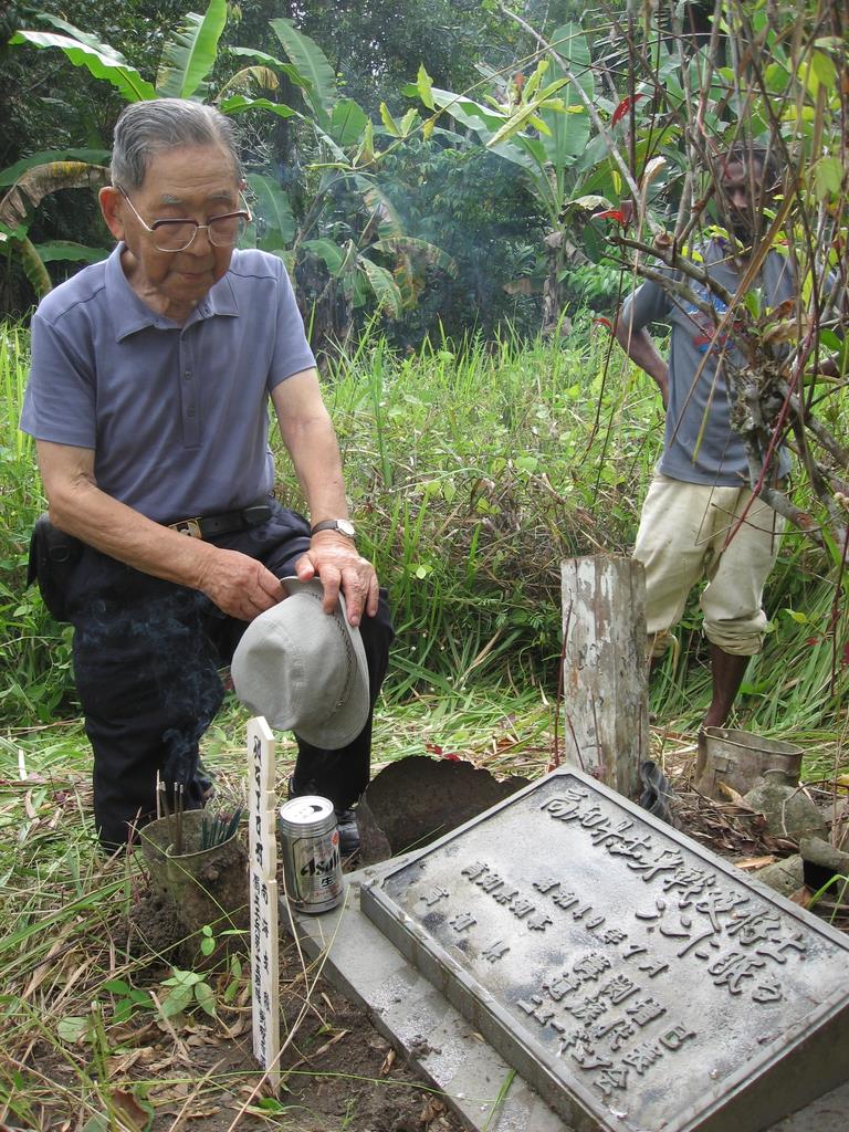 苛烈な戦況の中で亡くなった兵士らの御霊に祈りを捧げる堀江正夫さん=平成22年7月、パプアニューギニア