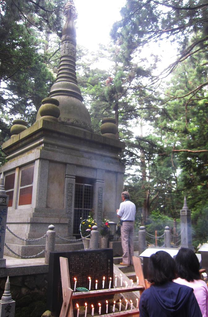 高野山・奥の院の「ビルマ方面戦没英霊納骨塔」前で営まれた慰霊祭。戦死者の冥福を祈った=7月20日、和歌山県高野町