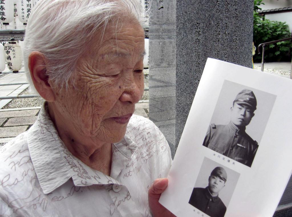 ビルマ戦線で亡くなった夫の遺影を見つめる川北千代子さん=平成26年8月11日、京都市東山区の京都霊山護国神社