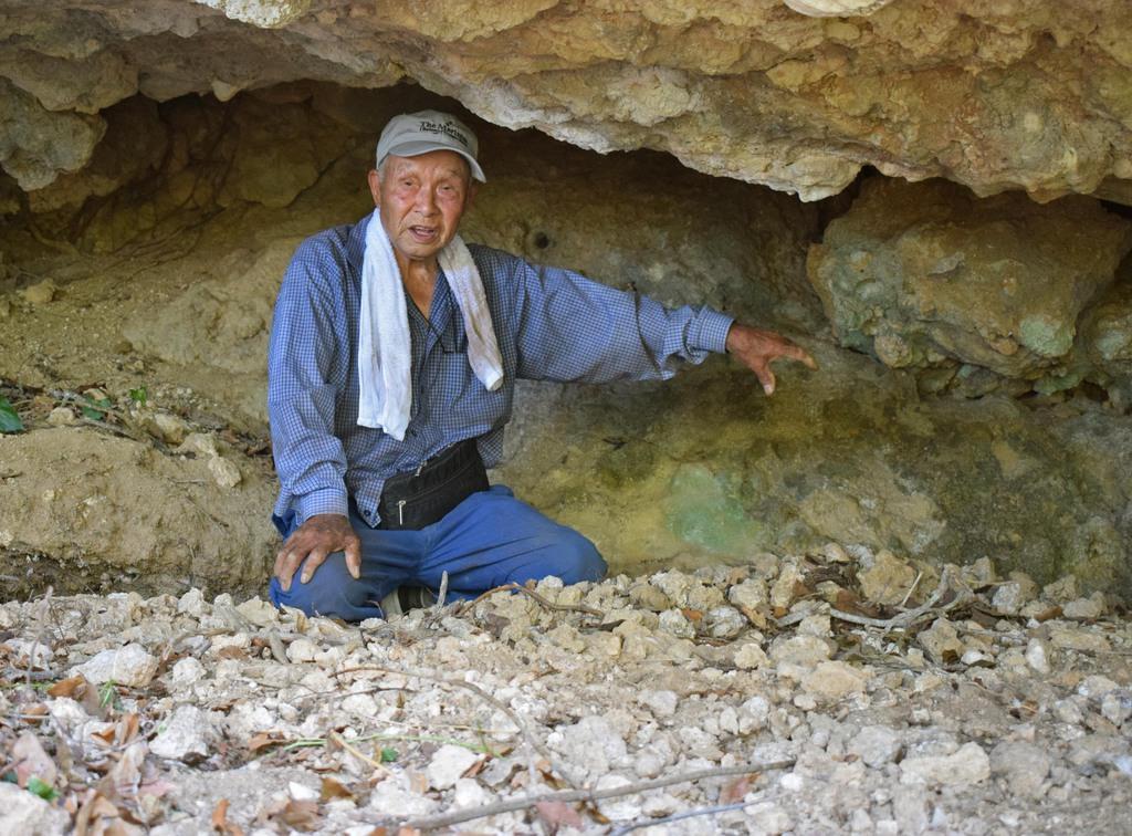 家族らとともに集団自決を図った洞窟で、当時の状況を説明する伊藤久夫さん＝６月１６日、テニアン島（池田祥子撮影）