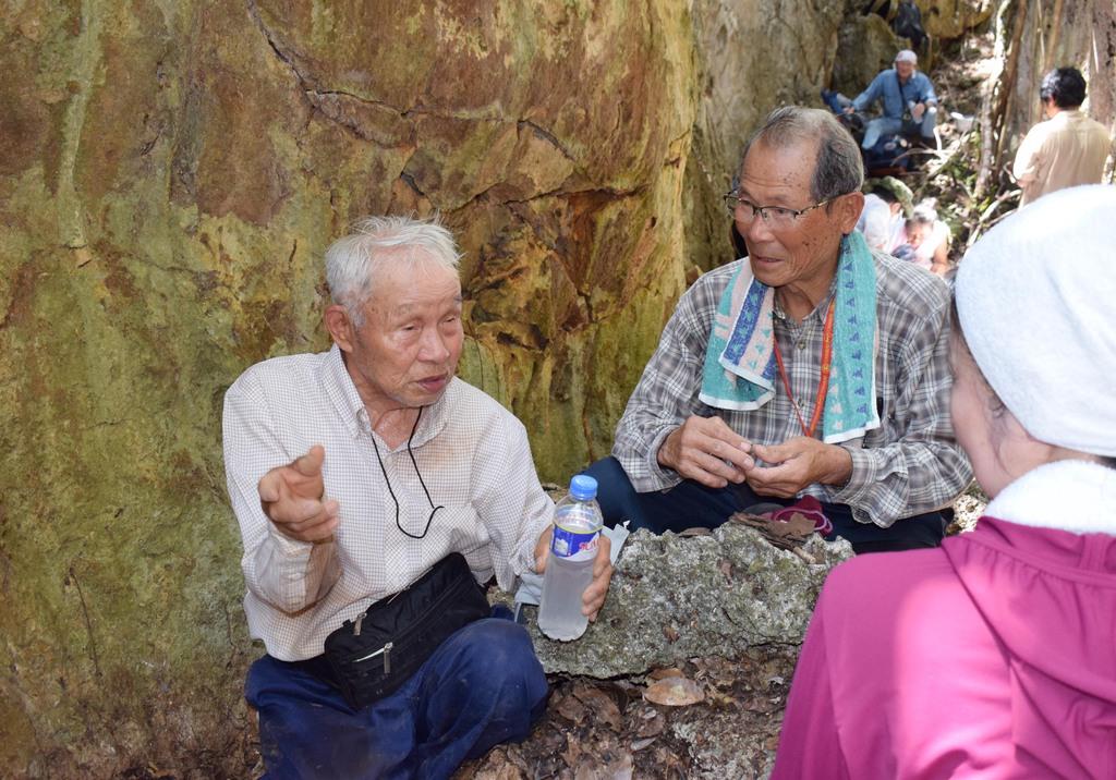 遺骨収集の合間に当時の様子を語る伊藤久夫さん(左)=6月15日、テニアン島(池田祥子撮影)