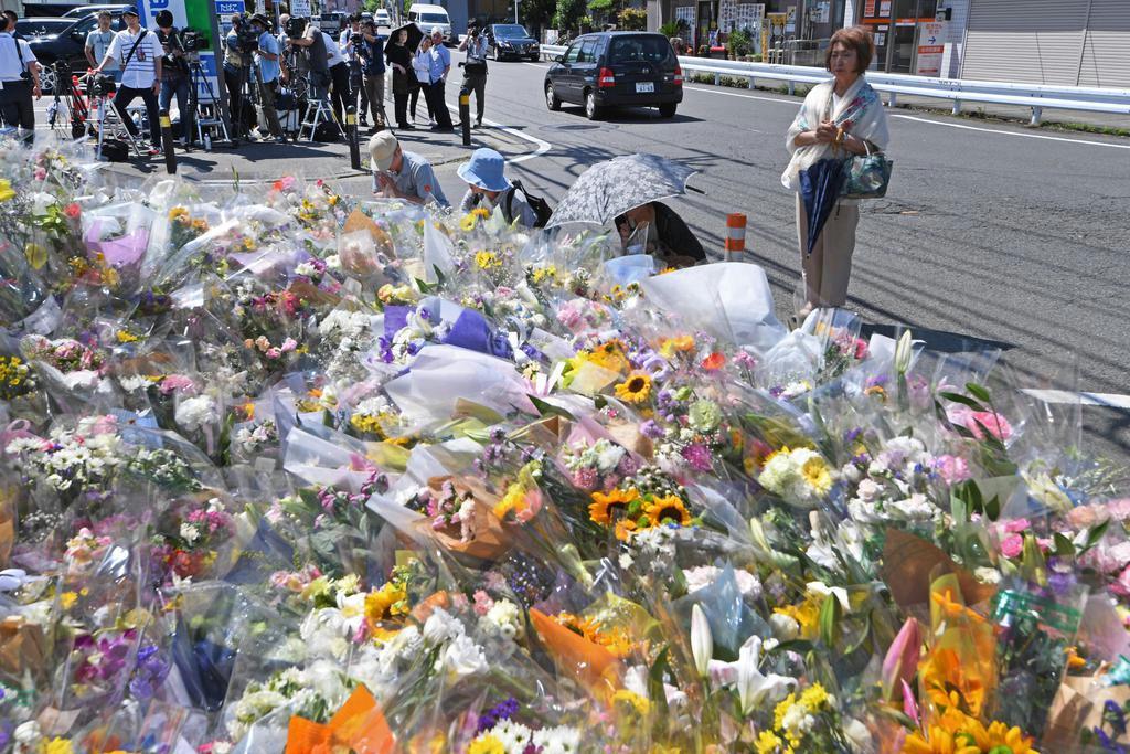 川崎市の事件現場付近に手向けられた多くの花束。通学途中の児童らが、刃物を持った男に襲われた事件をめぐり、テレビやネットで論争が起こった =5月30日