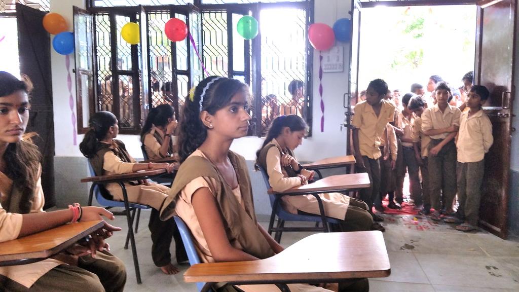 新築された校舎の教室に集まった子供たち＝８月５日、インド・ラジャスタン州（桃山学院中・高提供）