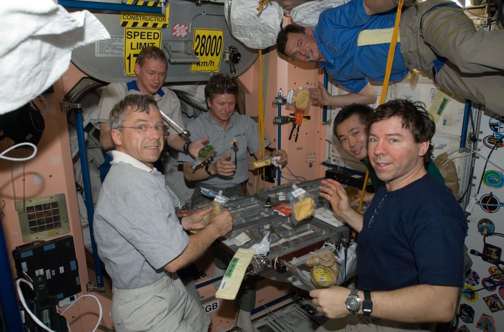 国際宇宙ステーション(ISS)で食事をする各国の飛行士(NASA提供)