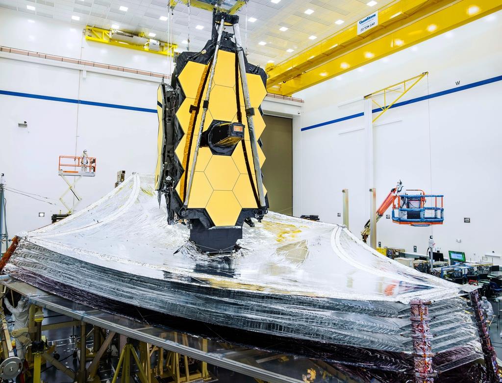 建造され帆船のような威容をみせたジェームズウェッブ宇宙望遠鏡(NASA提供)