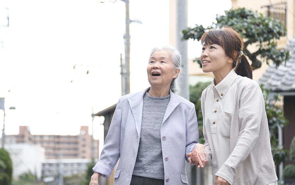 介護福祉士の森聡美さん(右)は元エステティシャン。「人のために何かをするのが好き」という=神奈川県藤沢市(寺河内美奈撮影)