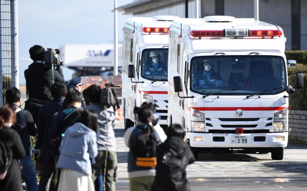 羽田空港から出る救急車=1月29日午前、東京・羽田空港(鴨川一也撮影)