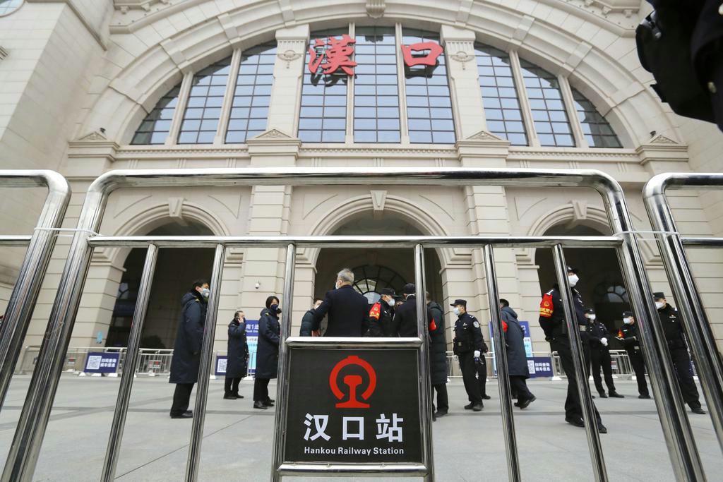 列車の運行が停止した中国・武漢の鉄道駅。武漢は人の出入りが抑制され、事実上封鎖された(共同)