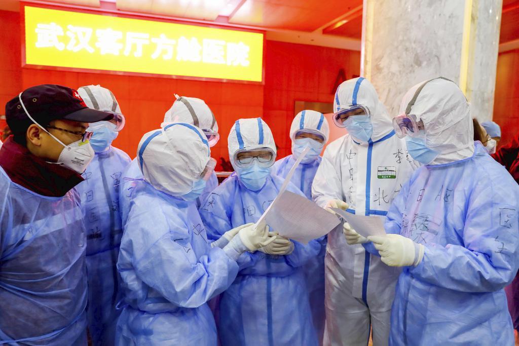 中国・武漢に臨時に設置された病院で新型肺炎患者の対応に当たる医療関係者ら＝７日（共同）