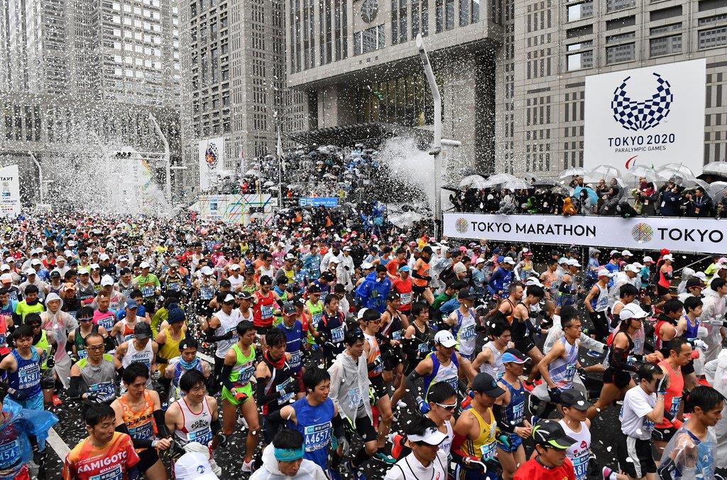 昨年の東京マラソン2019で都庁前を一斉にスタートするランナーたち。今年は一般ランナーの参加を取りやめることになった=昨年3月3日