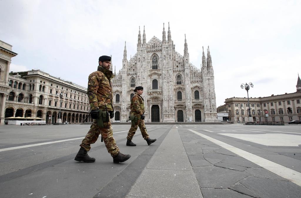 イタリア・ミラノの広場で警戒に当たる兵士=22日(AP)