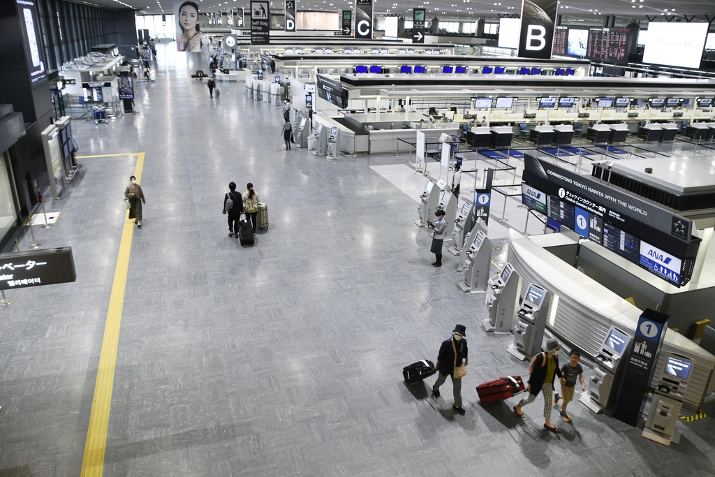 閑散とする成田空港の出発ロビー=3月19日午後、成田空港