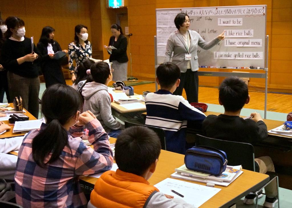 京都市立朱雀第二小の公開授業。担任が例示した英文をもとに、児童はそれぞれの英文を考えてペアで会話を行う