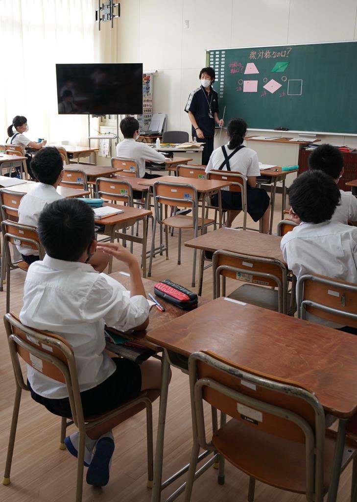 分散登校で授業が再開された教室。本格的な学校再開に向け、PTAの役割が問われている＝２５日午前、大阪市中央区の中大江小（恵守乾撮影）