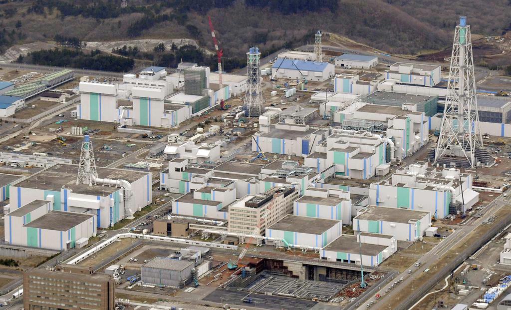 日本原燃の使用済み核燃料再処理工場=4月、青森県六ケ所村