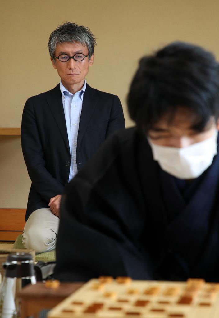 ヒューリック杯棋聖戦第2局で、藤井聡太七段を見つめる作家の磯崎憲一郎さん=6月28日午後、東京・千駄ケ谷の将棋会館(川口良介撮影)