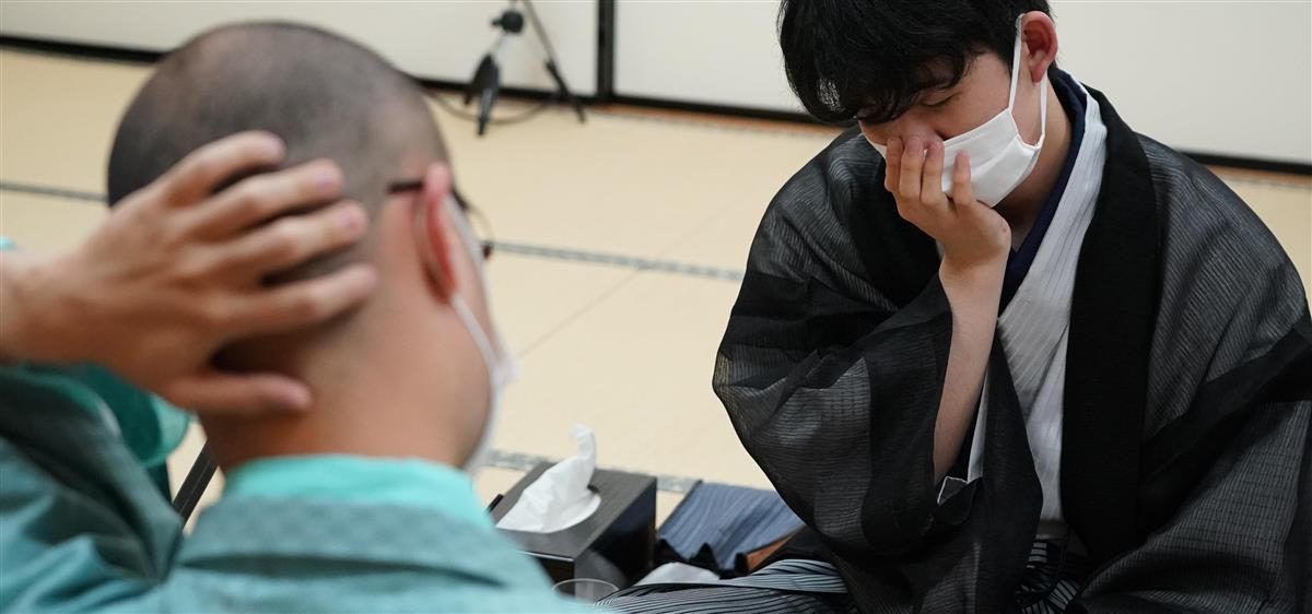 【将棋 ヒューリック杯棋聖戦第4局】渡辺明棋聖(左)を破って最年少でタイトルを獲得し、対戦を振り返る藤井聡太七段=16日午後、大阪市福島区の関西将棋会館(恵守乾撮影)