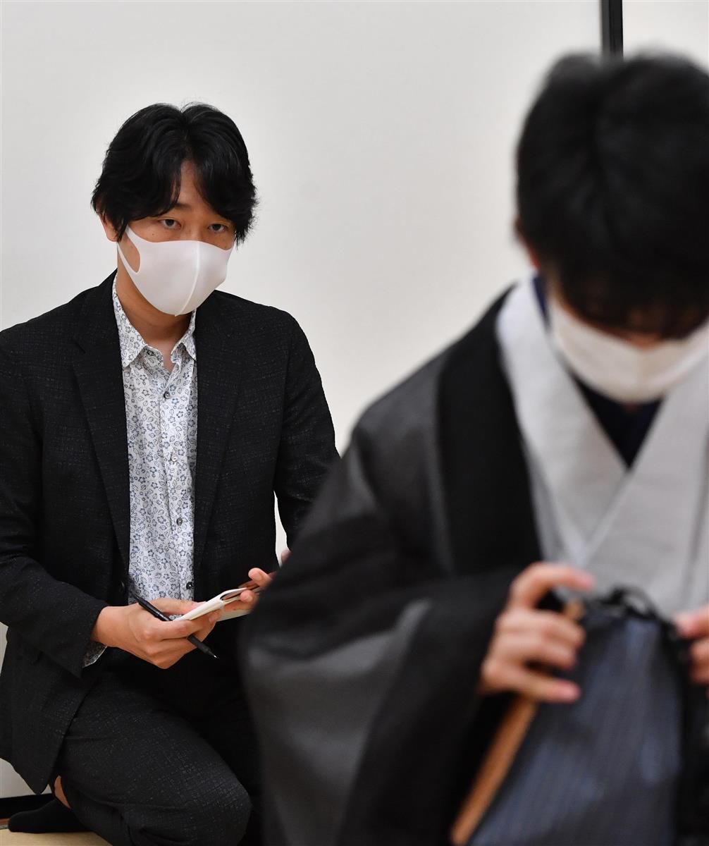 ヒューリック杯棋聖戦第4局で、藤井聡太新棋聖の誕生を見つめる作家の塩田武士さん(左)=16日、大阪市福島区の関西将棋会館(南雲都撮影)