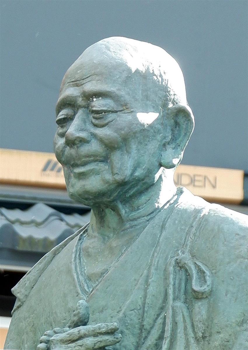 行基像 =奈良市の近鉄奈良駅前