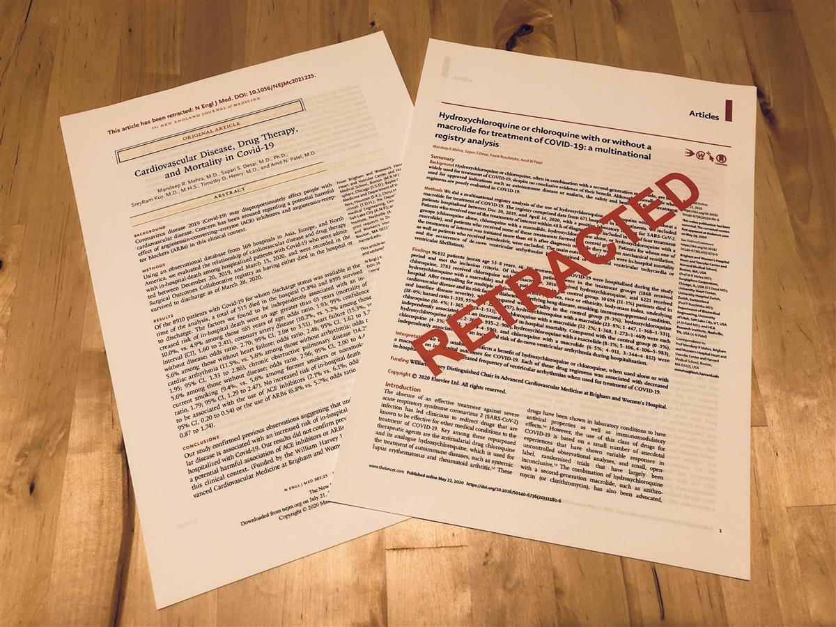 撤回された医学誌ランセット(右)とニュー・イングランド・ジャーナル・オブ・メディシンの論文。「RETRACTED(撤回)」と追記されている(松田麻希撮影)