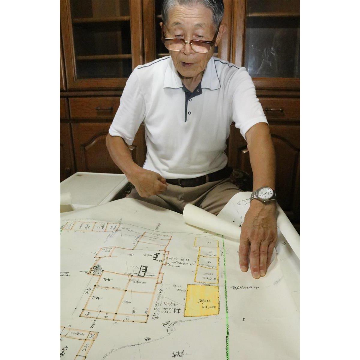 先祖が住んでいた家の間取り図を示す渡辺俊経さん=滋賀県甲賀市