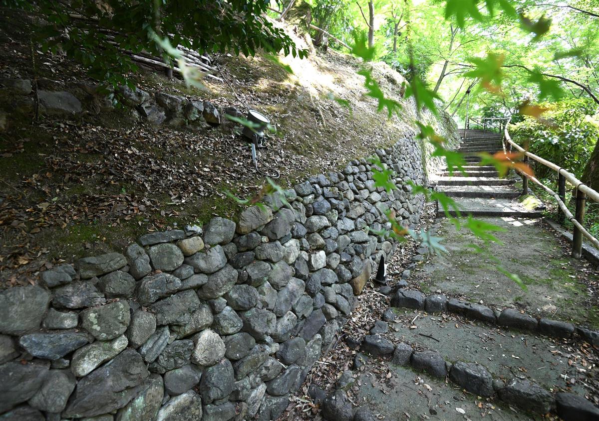 豊臣秀吉が造営した御土居の跡。築造時の土塁の姿をよく残している=京都市上京区の北野天満宮(永田直也撮影)