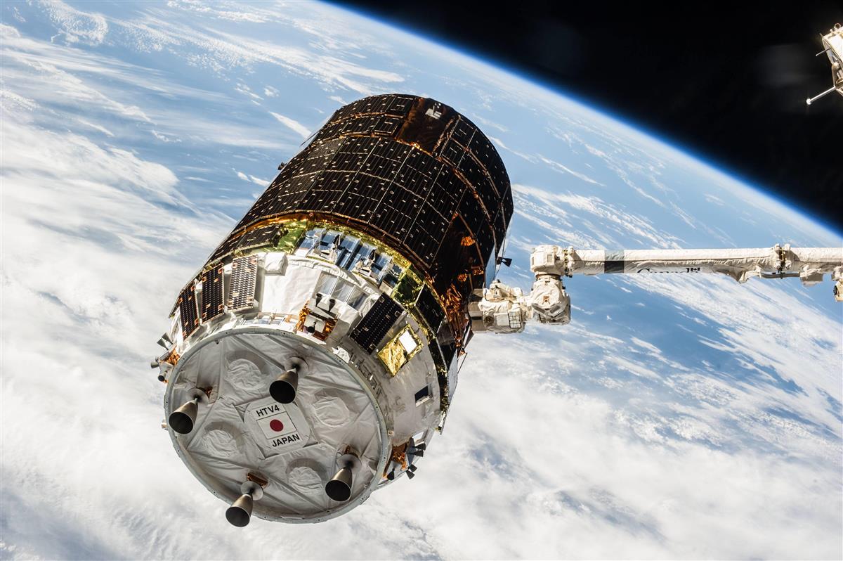 国際宇宙ステーションのロボットアームにつかまれた物資補給機「こうのとり」4号機=2013年(JAXA、NASA提供)