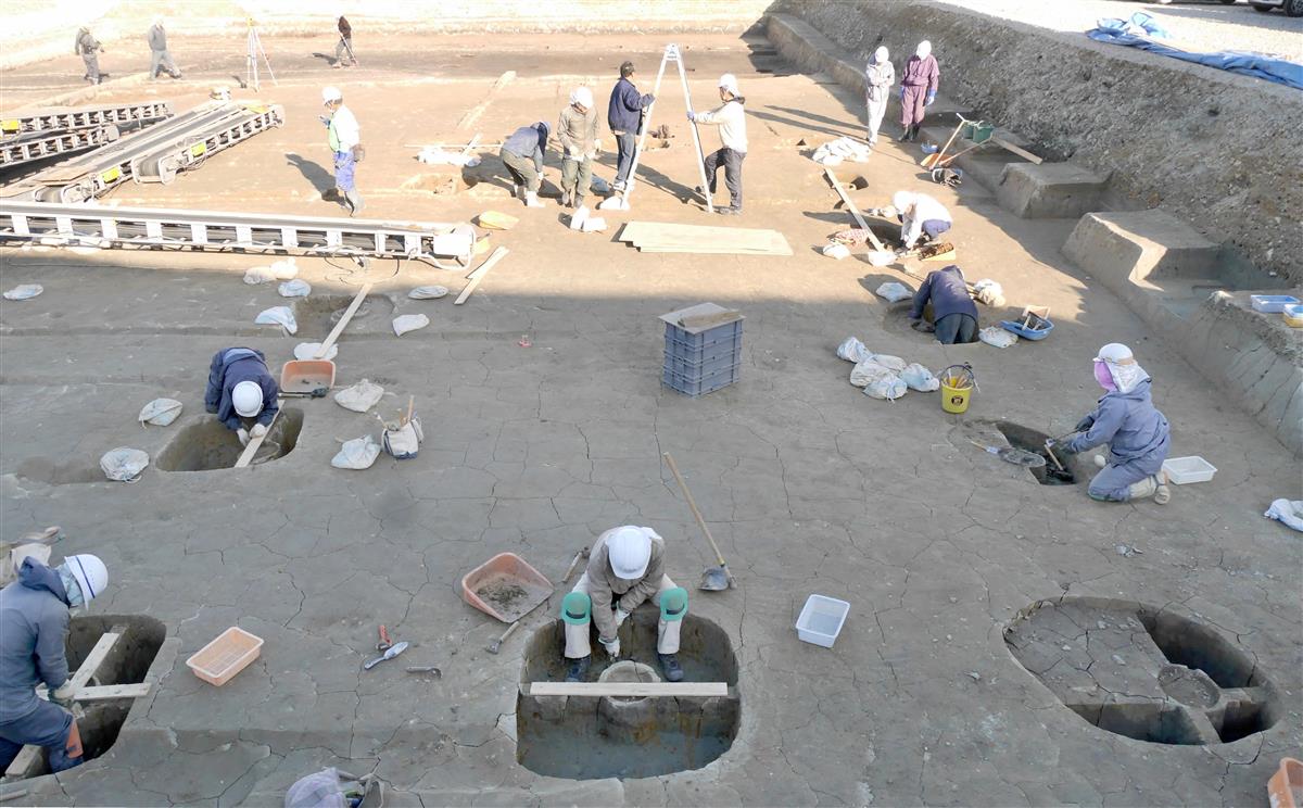 長岡京跡から出土した貴族邸とみられる建物の遺構。寝殿造りとの関連が注目される =昨年2月、京都市伏見区