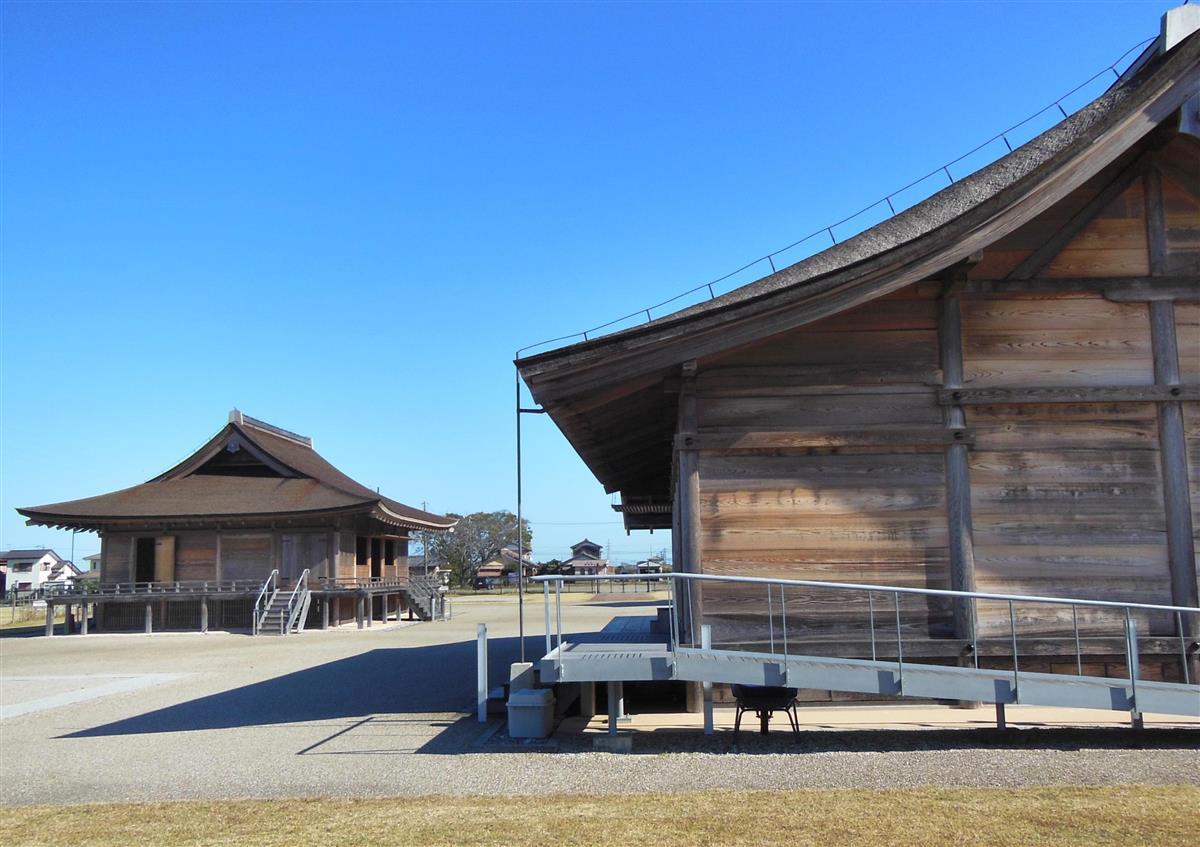 斎王を支えた平安時代の「斎宮寮庁」の復元建物=三重県明和町