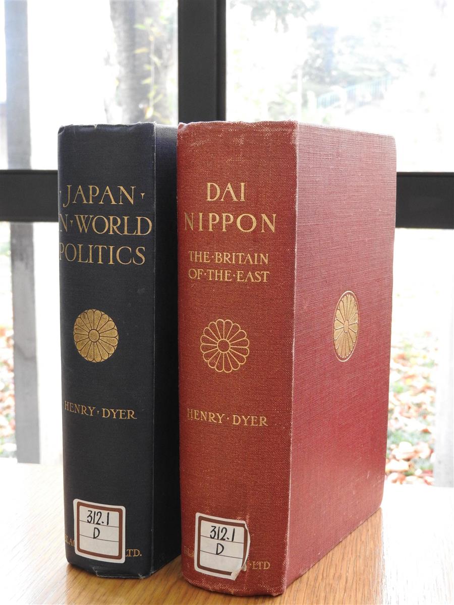 「日本の近代科学技術教育の父」と称されるヘンリー・ダイアーが約１１０年前に著した『大日本』と『世界政治の中の日本』の原書（神奈川県立図書館蔵）。「坂の上の雲」の時代をいまに伝えるで貴重な史料である＝横浜市西区（関厚夫撮影）