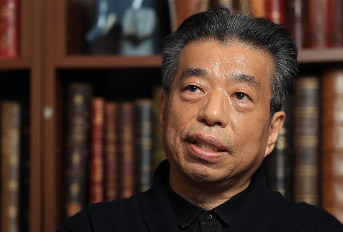 仏文学者の鹿島茂氏=東京都港区(佐藤徳昭撮影)