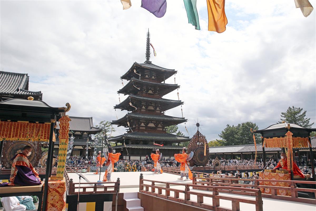 法要では舞楽も行われた＝４月３日、奈良県斑鳩町の法隆寺（寺口純平撮影）