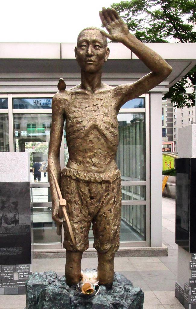 韓国・ソウル市の竜山駅前に2017年8月に設置された徴用工像(名村隆寛撮影)