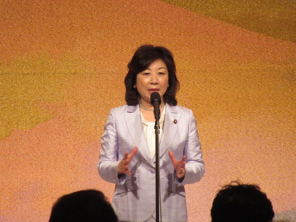 自らの政治資金パーティーであいさつする野田聖子前総務相=12月17日、東京・内幸町の帝国ホテル(笠原健撮影)