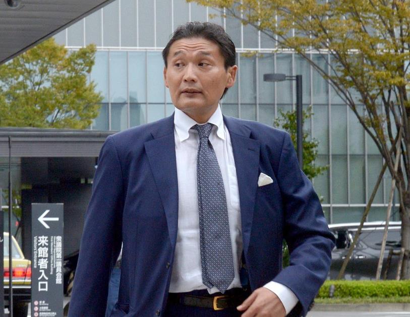 衆院第一議員会館を出る元貴乃花親方の花田光司氏=平成30年10月4日午後、東京都千代田区(鴨川一也撮影)