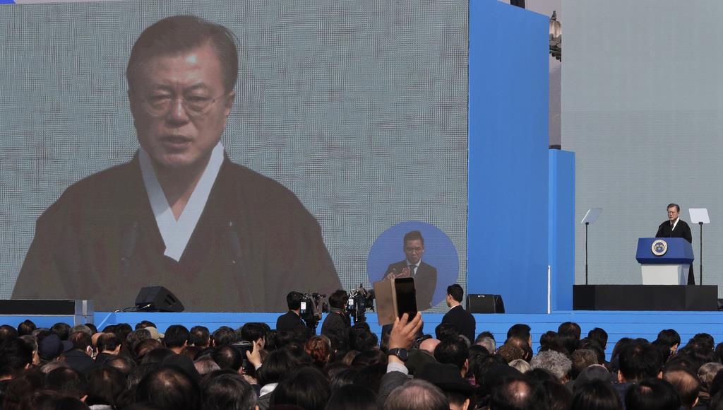 1日、韓国の「三・一独立運動」記念日に演説する文在寅大統領=ソウル市内(AP)